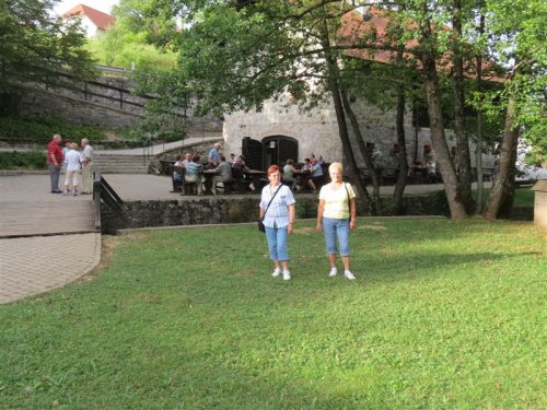 Dvorišče Trubarjevine, kjer je v senci prijetno kramljati